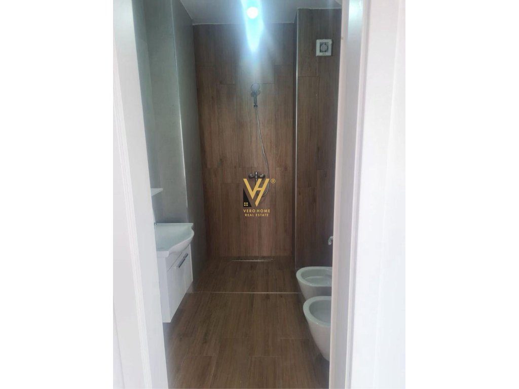 JEPET ZYRE 75M2 ME QERA TEK RR.TEFTA TASHKO 700 EURO 4