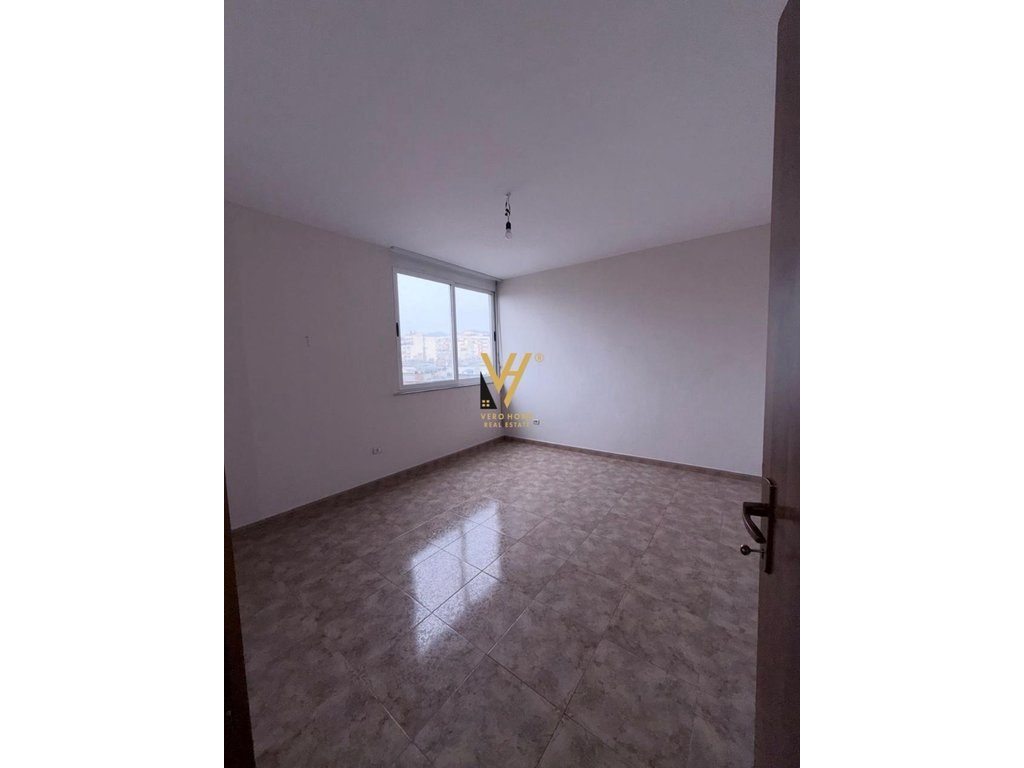 JEPET AMBIENT BIZNESI 78 M2 ME QERA TE ISH EKSPOZITA 50.000 LEKE 2