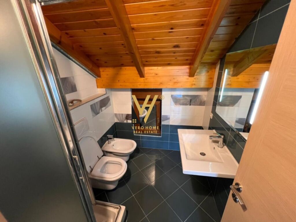 Jepet vile Dy Kateshe me qera te Liqeni i Thate , Kompleksi Kolombo 200 m2 3