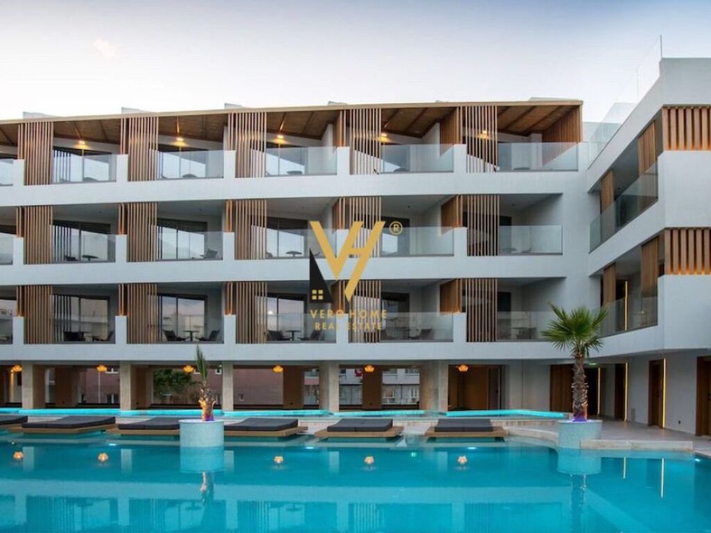 Shitet hotel 6 katesh edhe 5.000 m2 truall ne Sarande