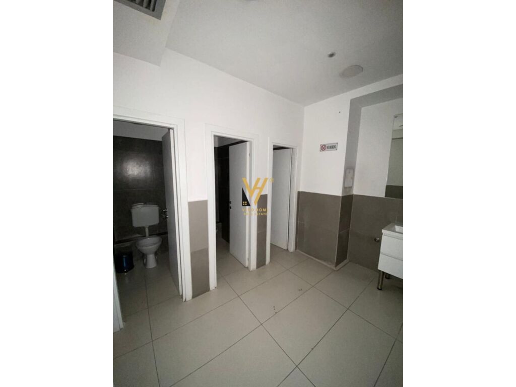 Jepet zyre me qera te Blloku 570 m2