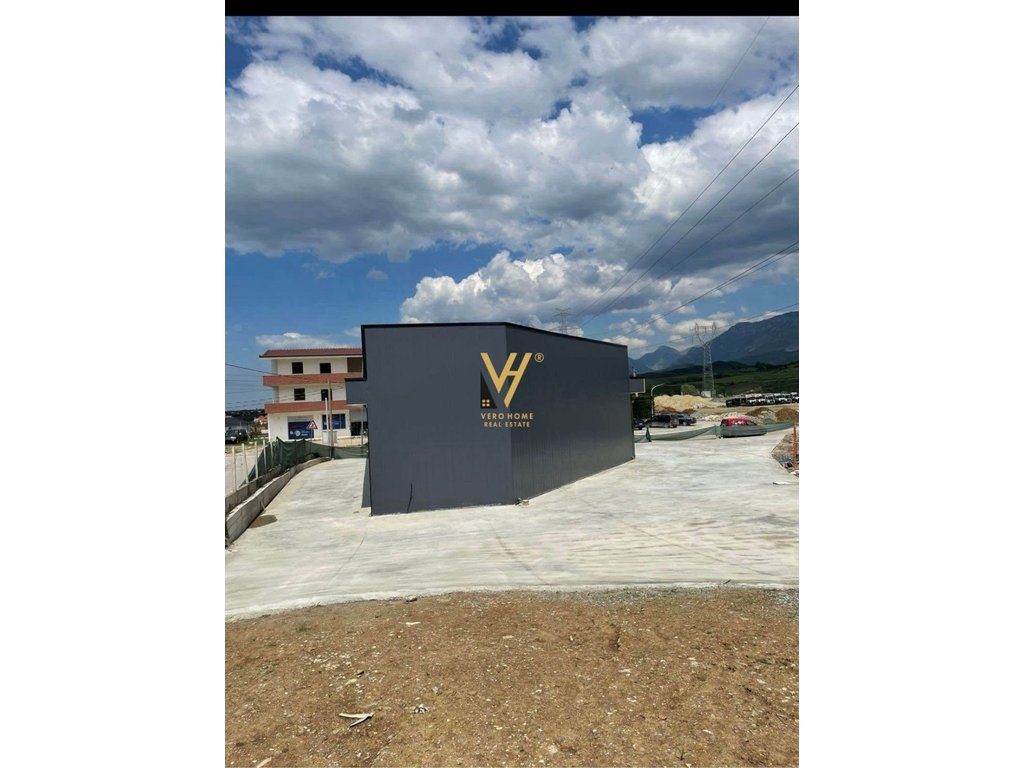 JEPET KAPANON 1.400 M2 ME QERA NE ZALL HERR 2.000 EURO