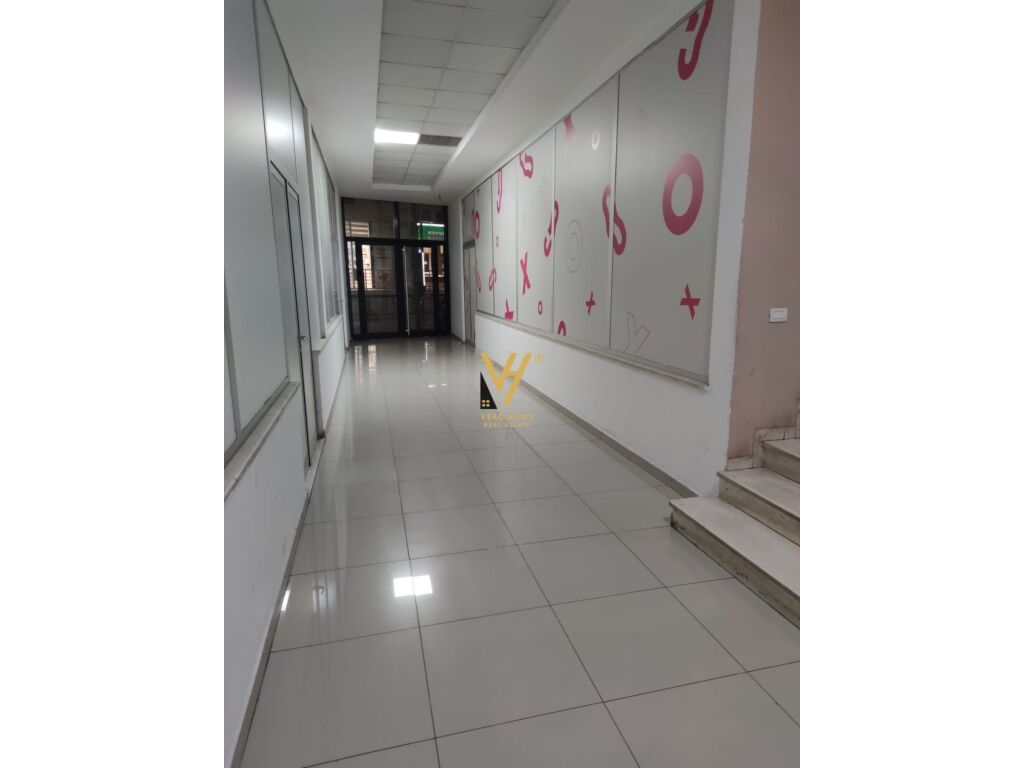 Jepet zyre me qera te Qendra Kristal Center 110 m2 3