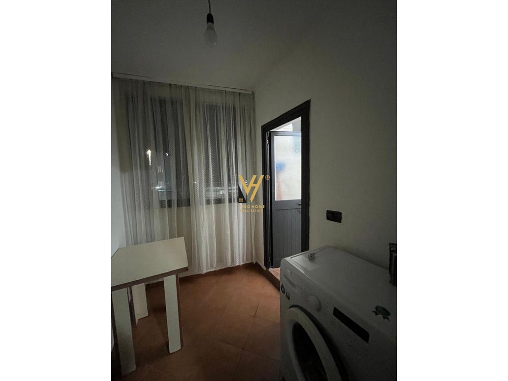 JEPET APARTAMENT 1+1 ME QERA TE BLV.ZOGU I PARE 50.000 LEKE 4