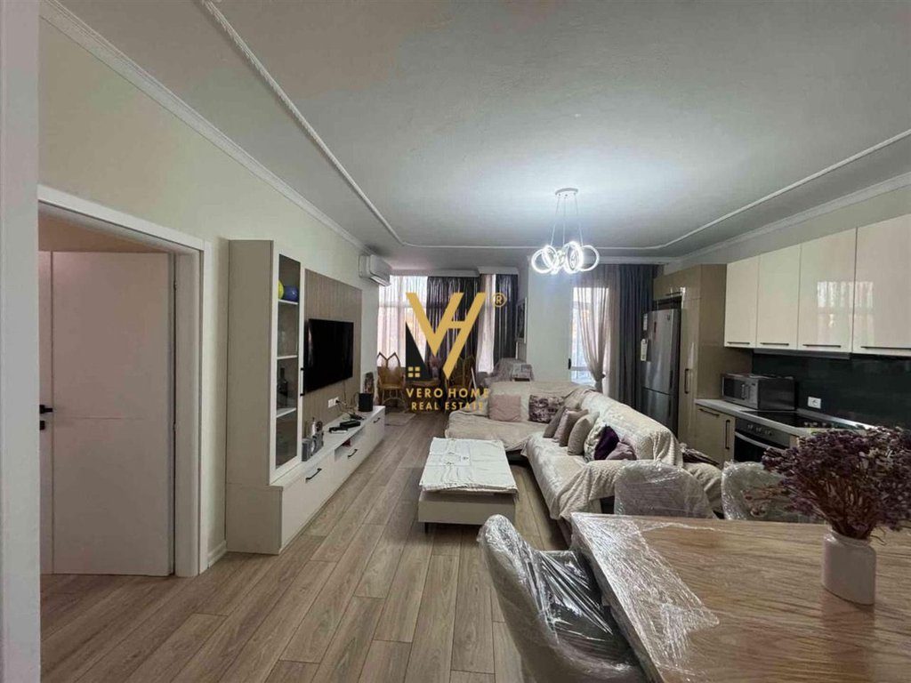 JEPET APARTAMENT 3+1+2+BLK ME QERA TE GJYKATA E RRETHIT 1.050 EURO