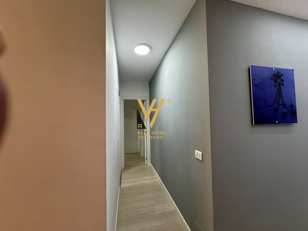 Shitet Apartament 2+1+ballkon te Ish Ekspozita Sot 80 m2 2