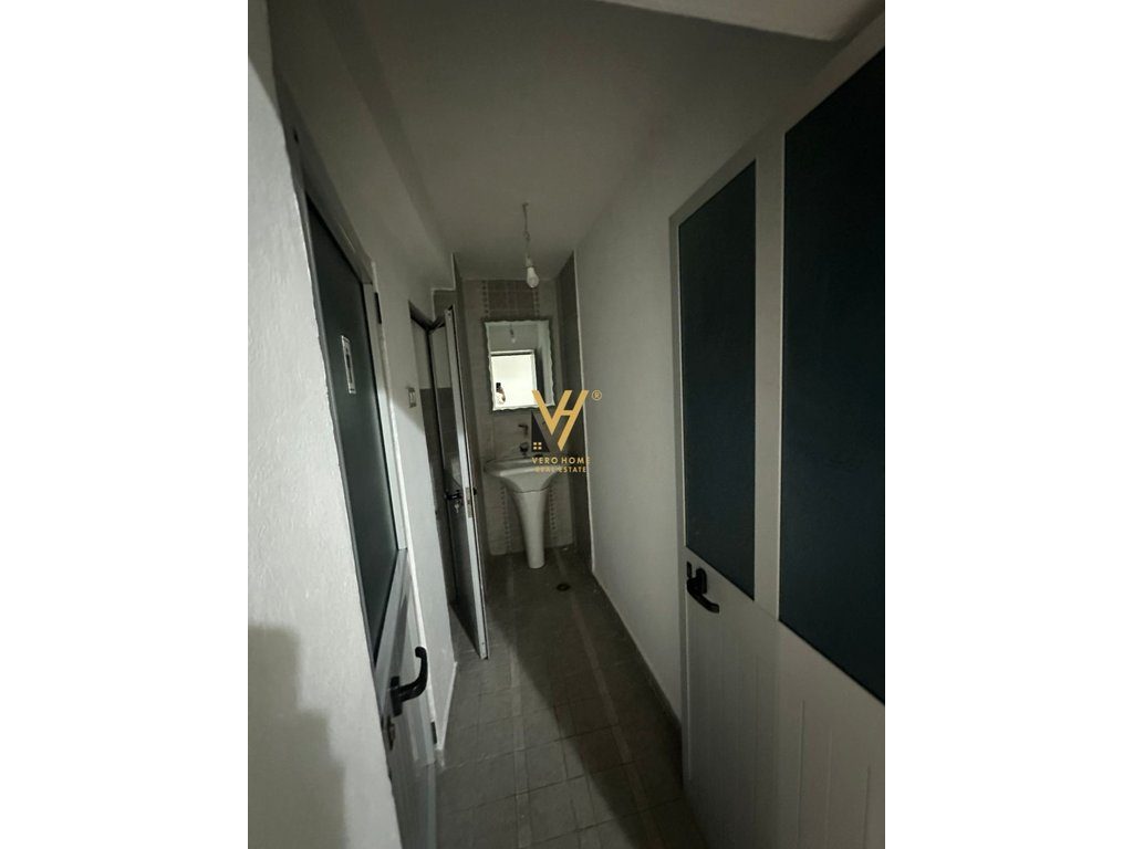 JEPET AMBIENT 180M2 ME QERA TE RRUGA E KAVAJES 90.000 LEKE 4