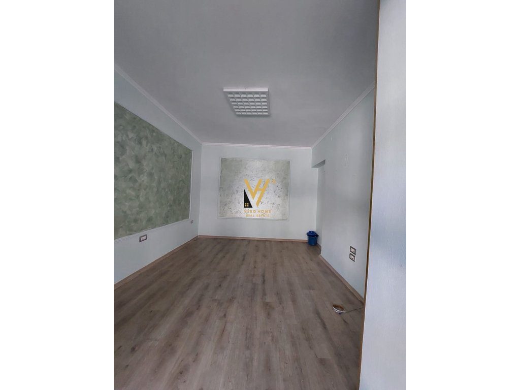 JEPET DYQAN 13 M2 ME QERA TE RRUGA PJETER BUDI 35.000 LEKE