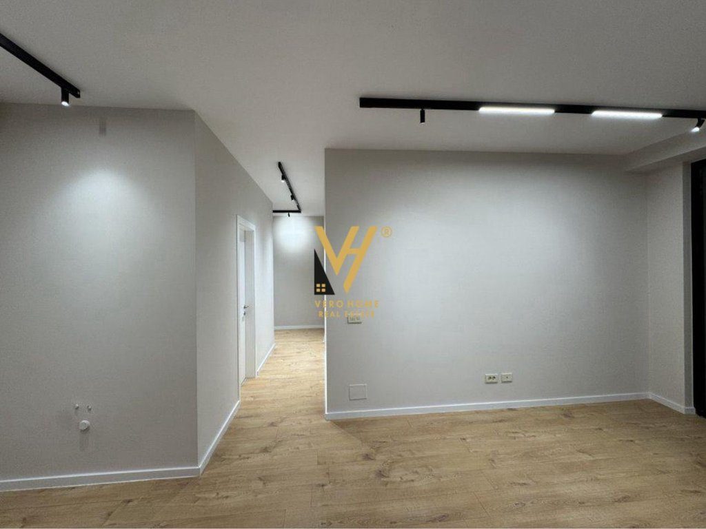 JEPET ZYRE 94 M2 ME QIRA TE RRUGA E DURRESIT 1.000 EURO