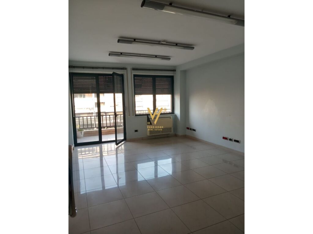 Shitet ambient komercial te Kodra e Diellit 310 m2