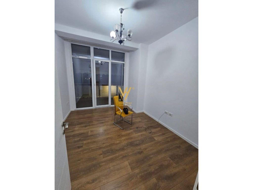 JEPET ZYRE 166 M2 ME QERA TE KOMUNA PARISIT 130.000 LEKE 3