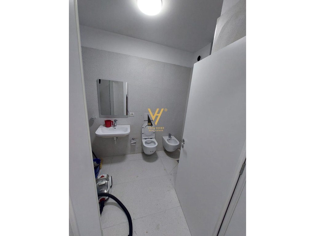 JEPET APARTAMENT 2+1+BLK ME QERA TE TREGU ELEKTRIK 80.000 LEKE 4