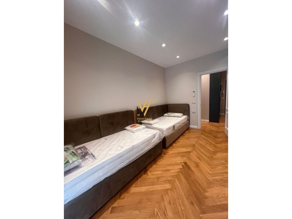 Jepet Apartament 3+1+2+ballkon me qera te Rruga e Kosovareve 155 m2 3