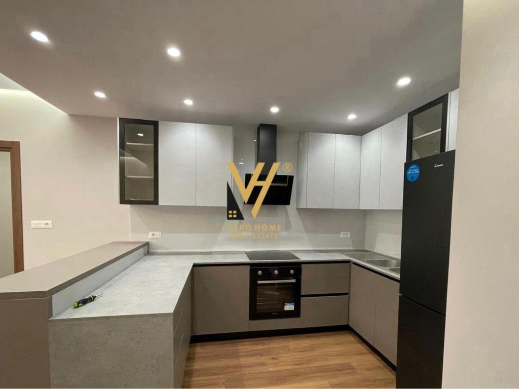 JEPET APARTAMENT 2+1+BLK ME QIRA TE RRUGA E DIBRES 85.000 LEKE 2