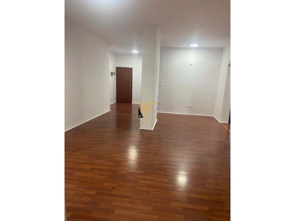 JEPET ZYRE 120 M2 ME QERA TEK BLLOKU 1.500 EURO
