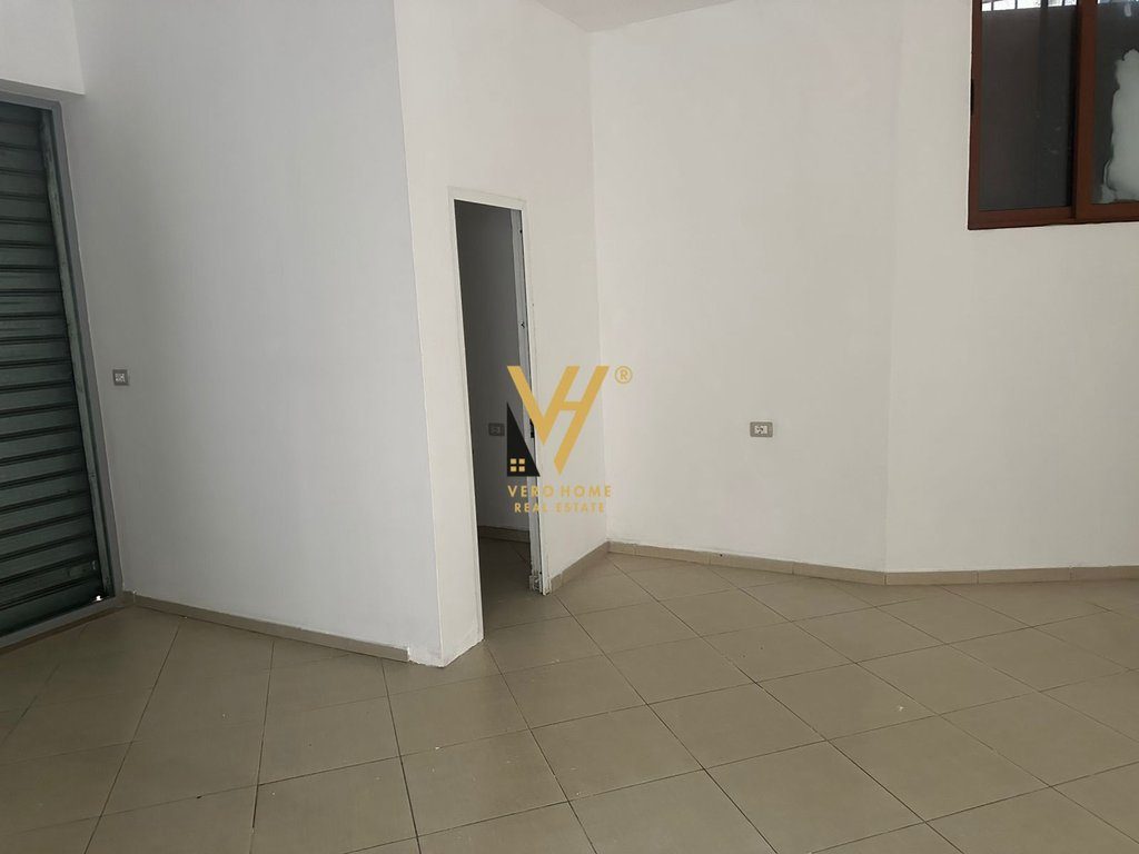 JEPET AMBIENT 180M2 ME QERA TE RRUGA E KAVAJES 90.000 LEKE