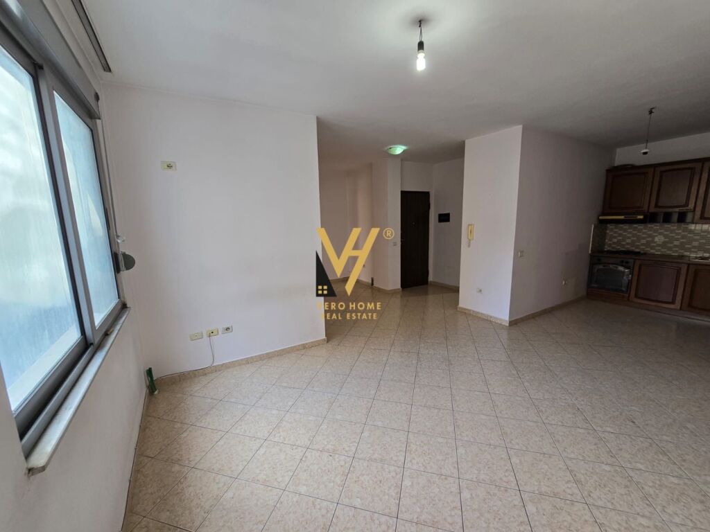 Shitet Apartament 2+1+ballkon te Qendra Globe , Rruga e Kavajes 95 m2 2
