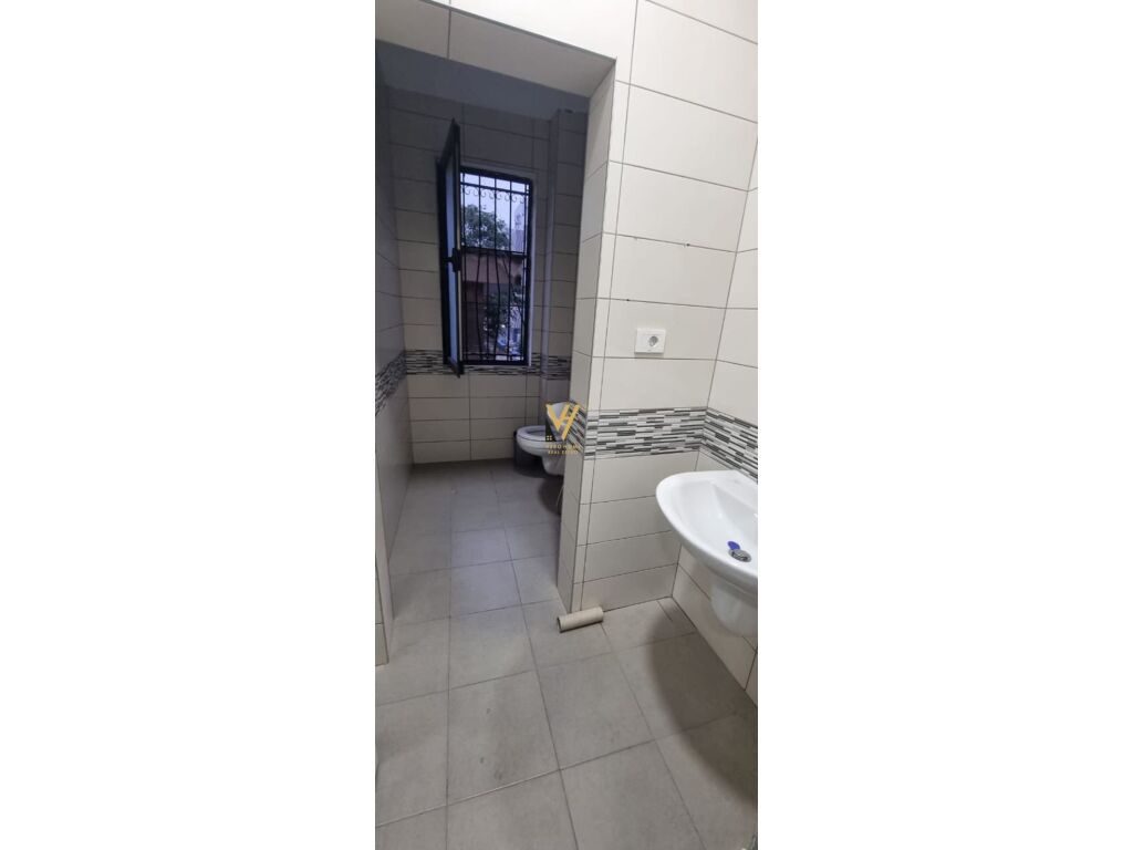 Jepet zyre me qera te Rruga Muhamet Gjollesha 300 m2 3