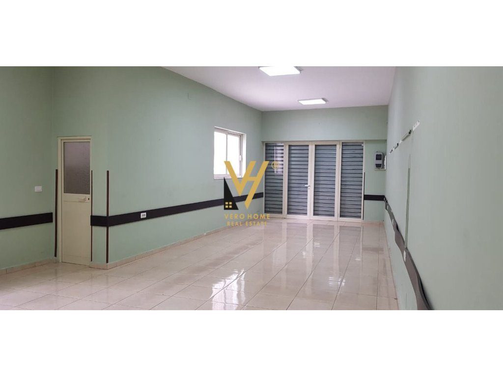 JEPET AMBIENT BIZNESI 100 M2 ME QERA TE RRUGA BARDHYL 100.000 LEKE