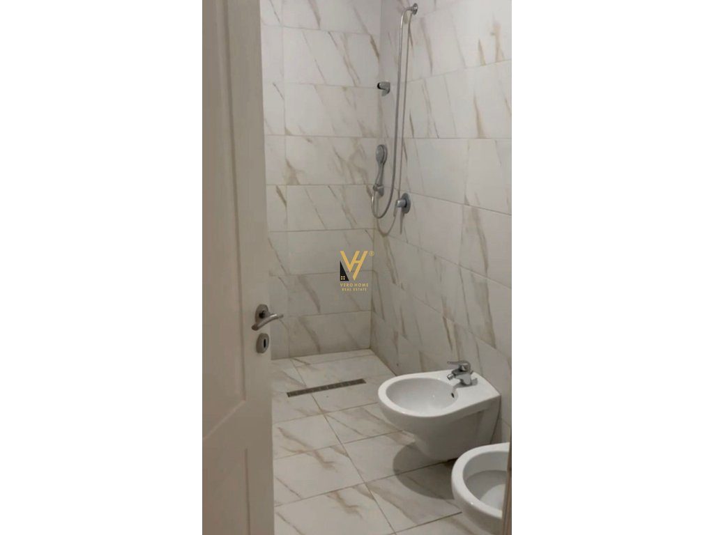 JEPET ZYRE 130 M2 ME QERA TE RRUGA 5 MAJI 50.000 LEKE 4
