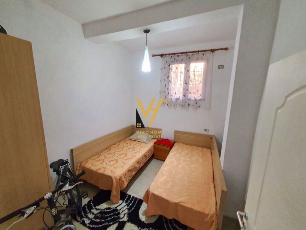 Shitet Apartament 2+1+ballkon te Xhamia e Tabakeve 75 m2