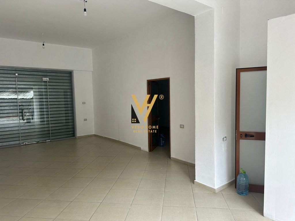 JEPET AMBIENT 180M2 ME QERA TE RRUGA E KAVAJES 90.000 LEKE 2
