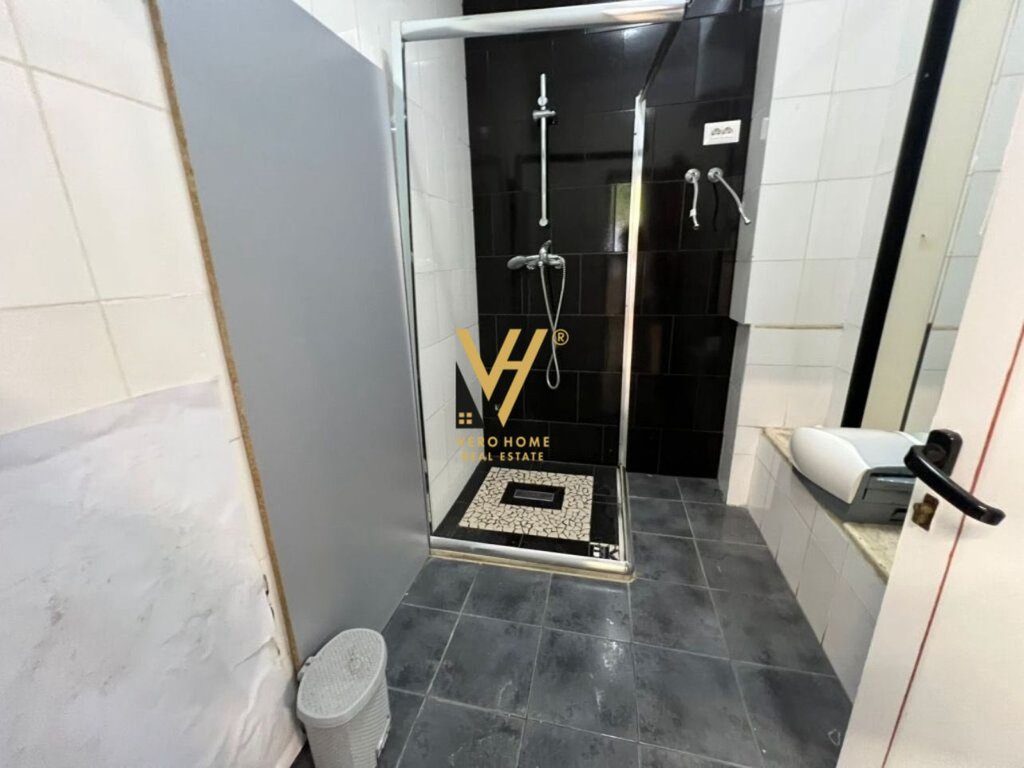JEPET AMBIENT BIZNESI 115 M2 ME QERA TE LSI, BLLOK 1.500 EURO 4