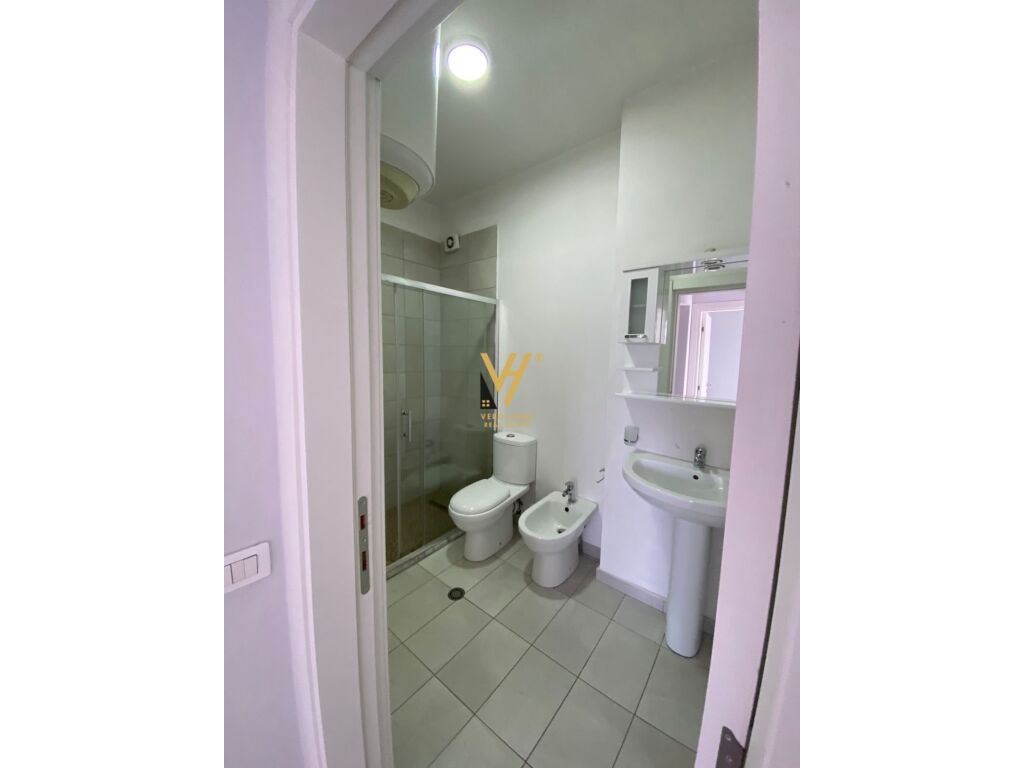 Jepet zyre me qera prane Toptanit ne Qender 110 m2 3