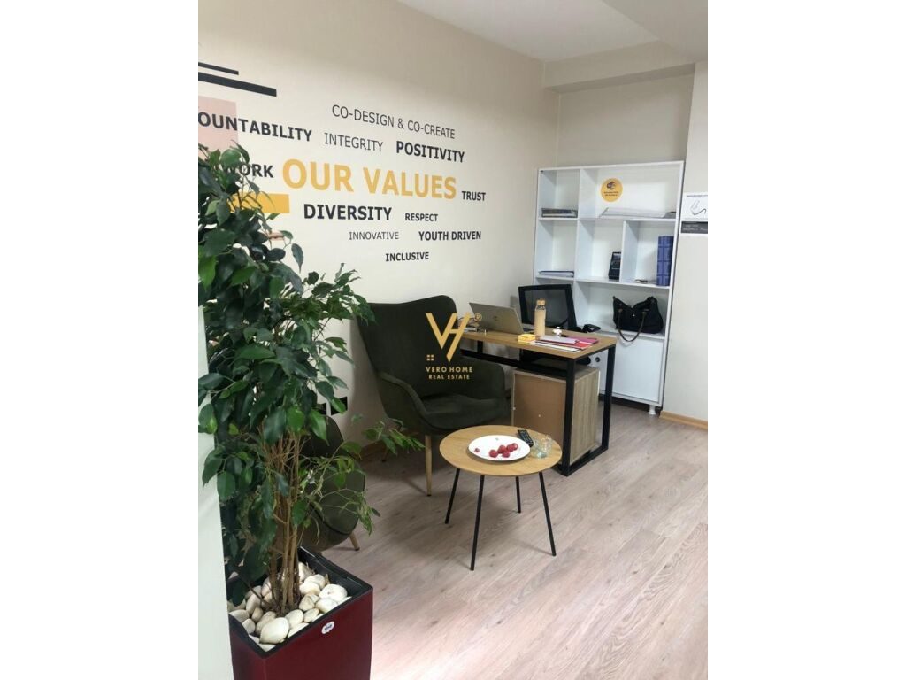 Jepet zyre me qera te Blloku 160 m2 2