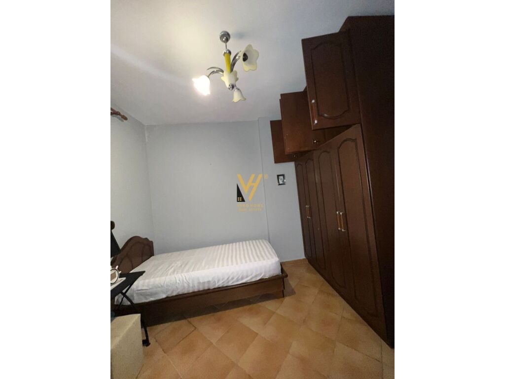 Jepet Apartament 3+1+2+ballkon me qera te Komuna e Parisit 105 m2 3