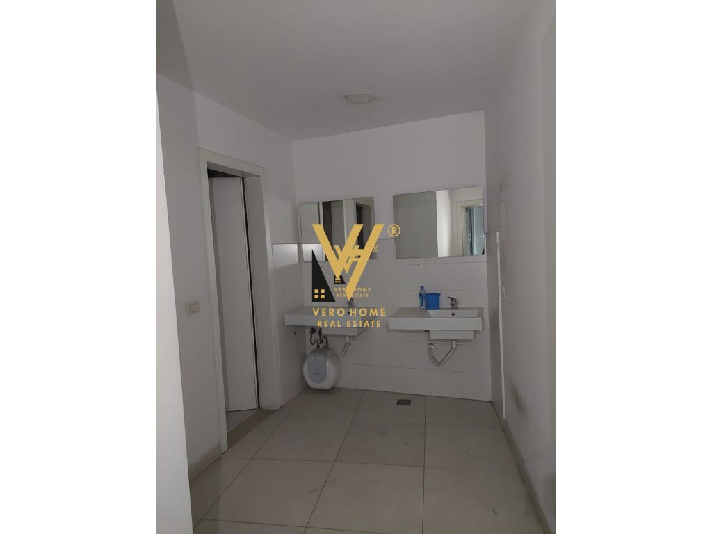JEPET ZYRE 230 M2 ME QERA TE PALLATI ME SHIGJETA 2.800 EURO 4