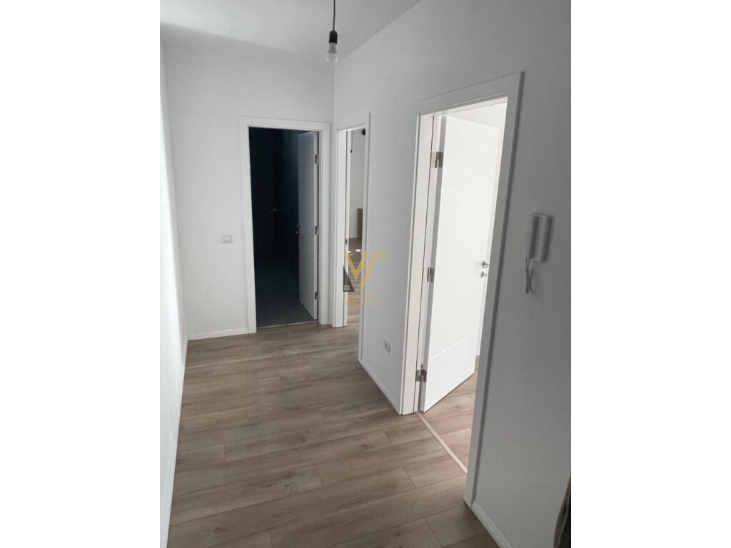 Jepet ambjent biznesi me qera te Rruga 5 Maji 83 m2