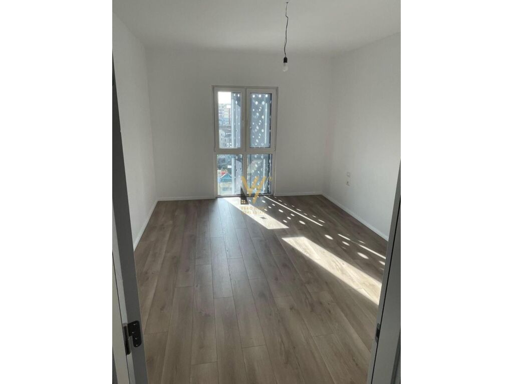 Jepet ambjent biznesi me qera te Rruga 5 Maji 83 m2 4