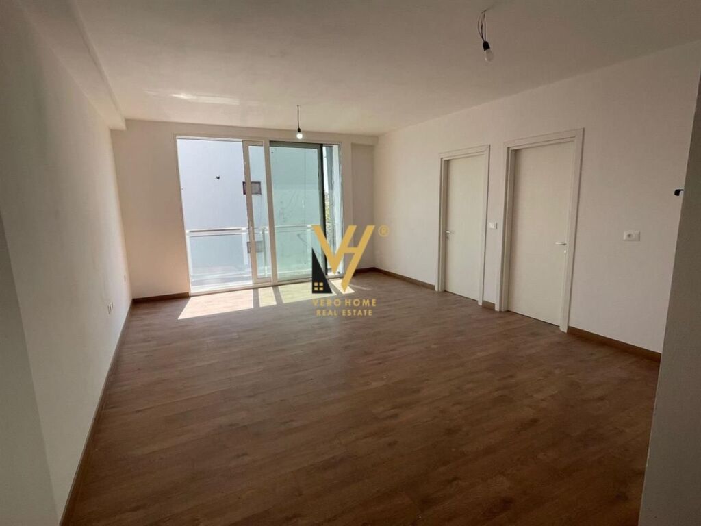 Shitet Apartament 2+1+ballkon te Rruga e Dibres 90 m2 3