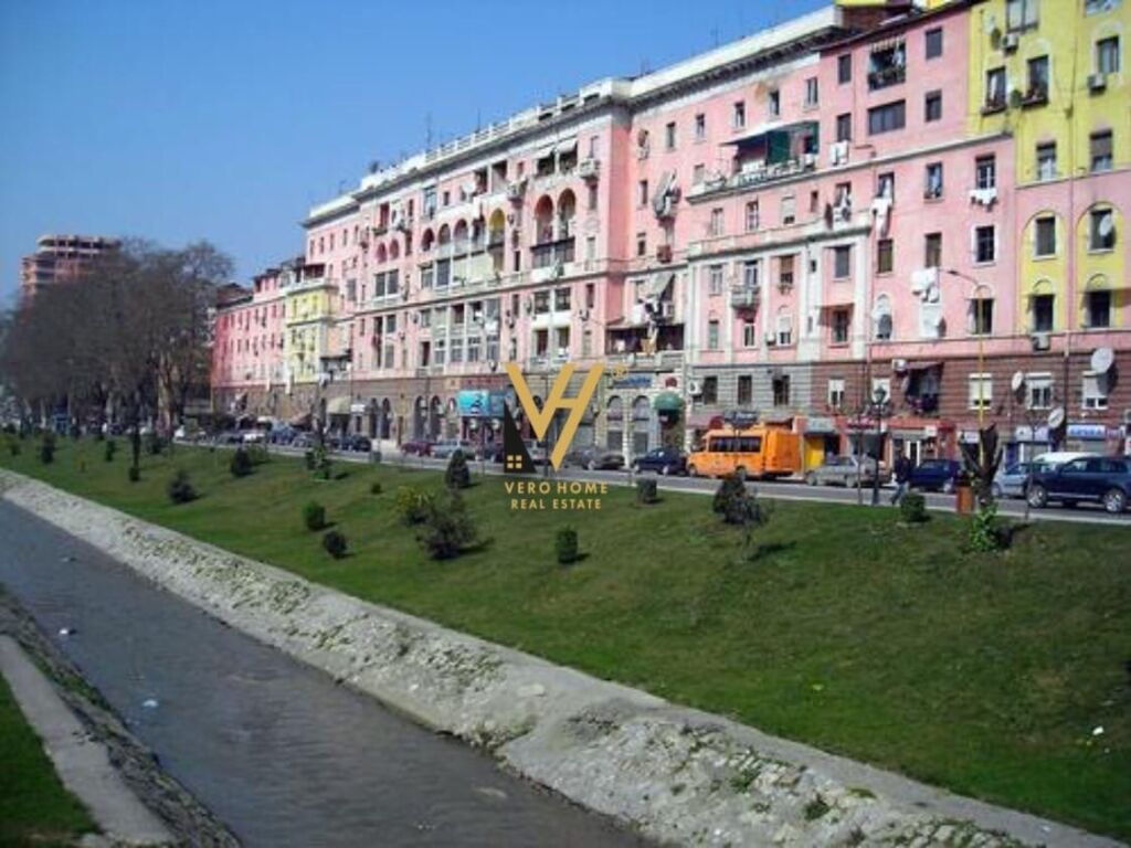Jepet dyqan me qera te Shallvaret 50 m2