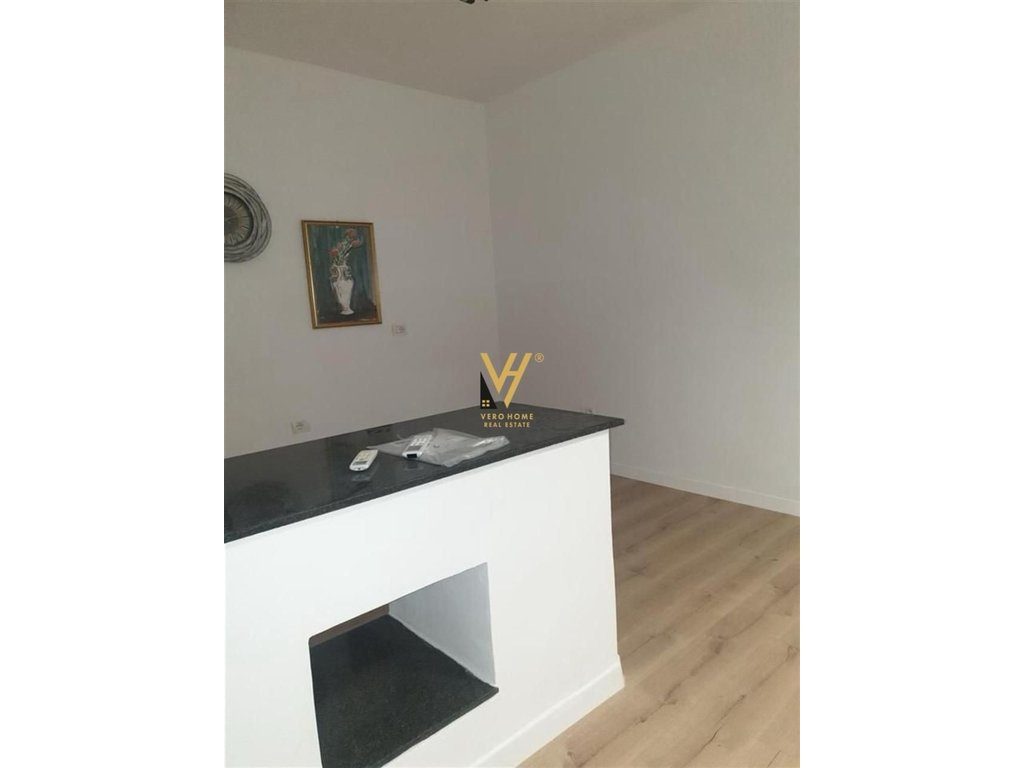 JEPET ZYRE 76 M2 ME QERA NE BLLOK 900 EURO 4