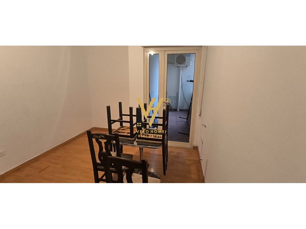 JEPET ZYRE 2+1+2+BLK ME QERA TE KOMUNA E PARISIT 1.200 EURO 4