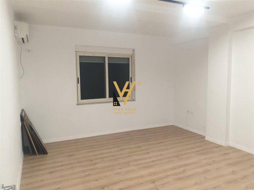 JEPET ZYRE 76 M2 ME QERA NE BLLOK 900 EURO 3