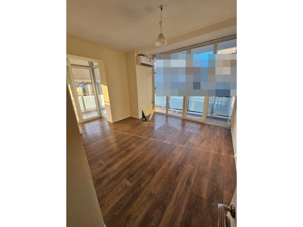 JEPET AMBIENT BIZNESI 166 M2 ME QERA TE KIKA 2,KOMUNA E PARISIT 1.300 EURO
