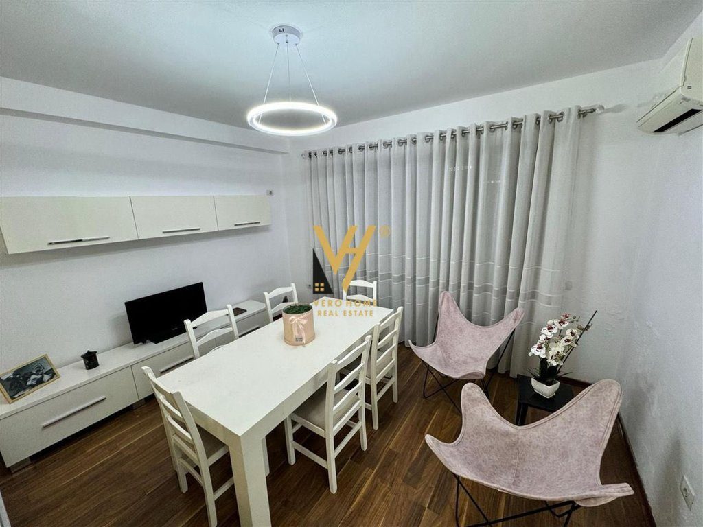 JEPET APARTAMENT 3+1+BLK ME QERA TE LIQENI THATE 1.000 EURO 4
