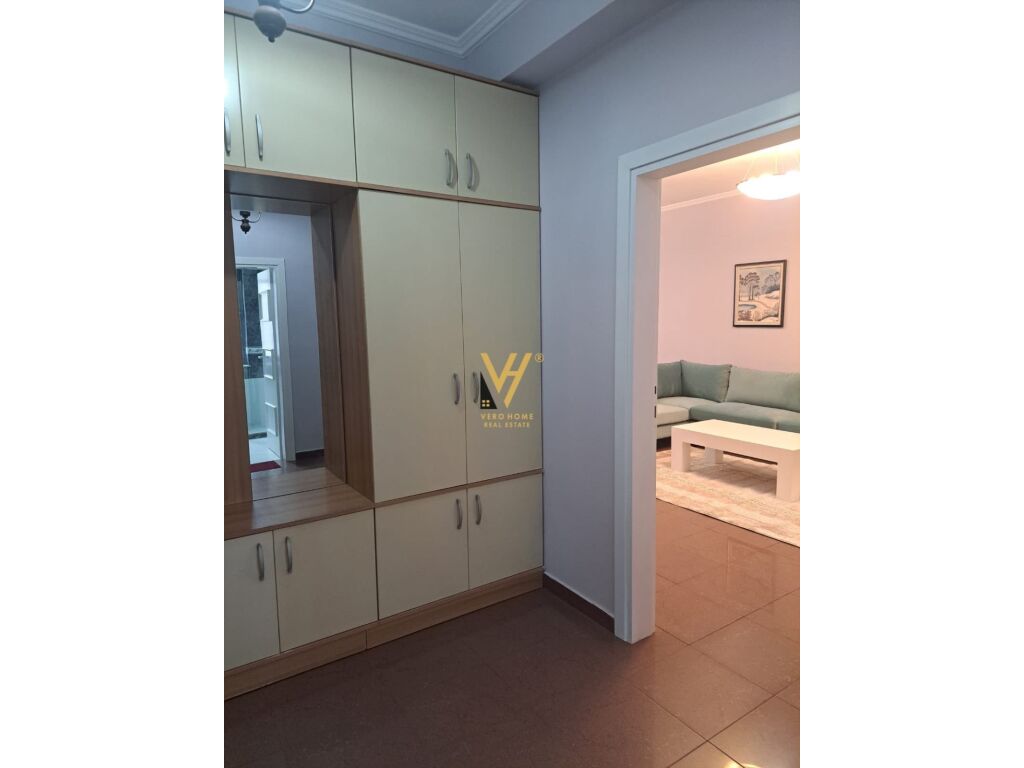 Jepet Apartament 2+1+ballkon me qera te Pazari i Ri 130 m2 2