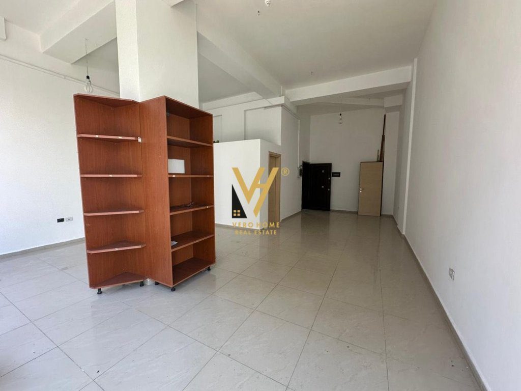JEPET AMBIENT BIZNESI 54 M2 ME QERA NE ASTIR 50.000 LEKE 2