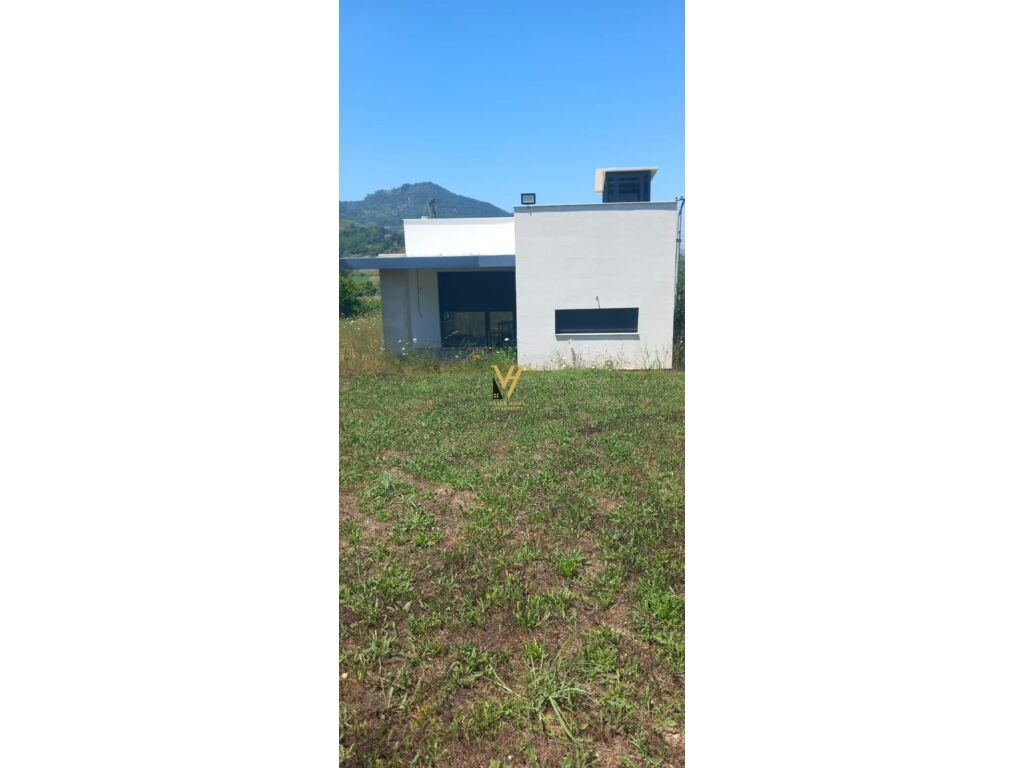 Shitet Toke + ndertese ne Peze 2360 m2