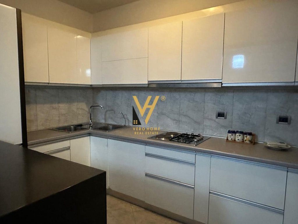 JEPET APARTAMENT 2+1+BLK ME QERA TE RR. E ELBASANIT 900 EURO 4