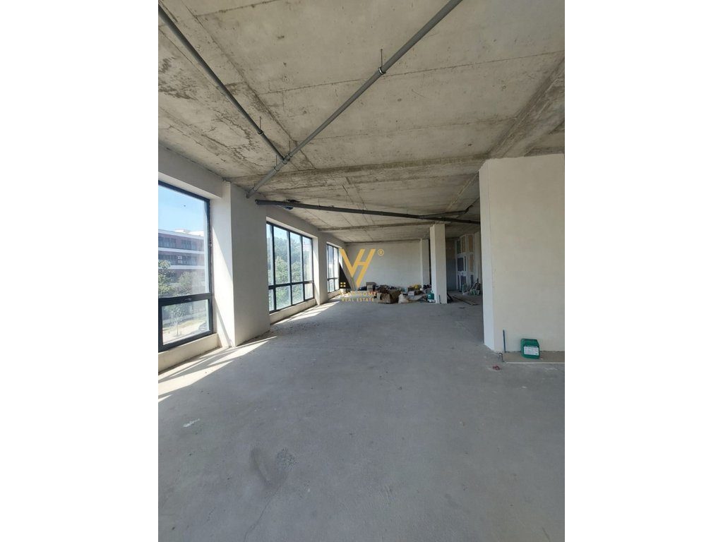 JEPET AMBJENT BIZNESI 300 M2 ME QERA NE PORCELAN 3.600 EURO
