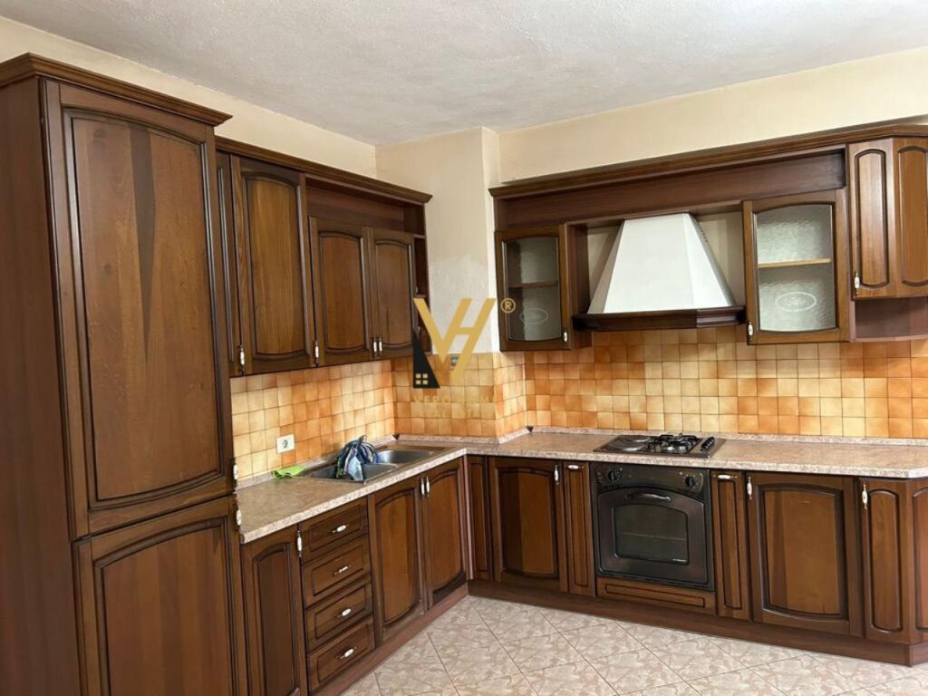 Shitet Apartament 2+1+2ballkon te Shkolla e Kuqe 118 m2