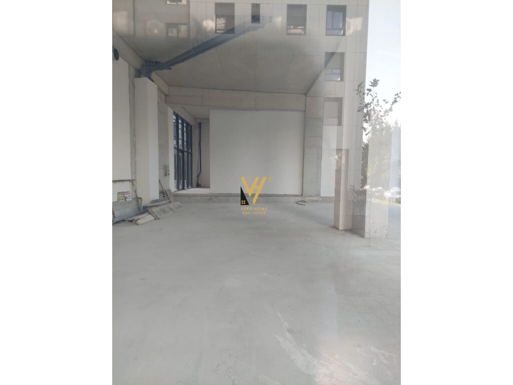 Shitet Dyqan ne Porcelan 350 m2 2