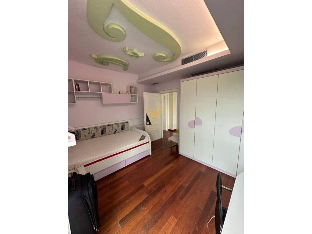 Shitet Penthouse 4+1+4 te Pazari i Ri 325 m2 3