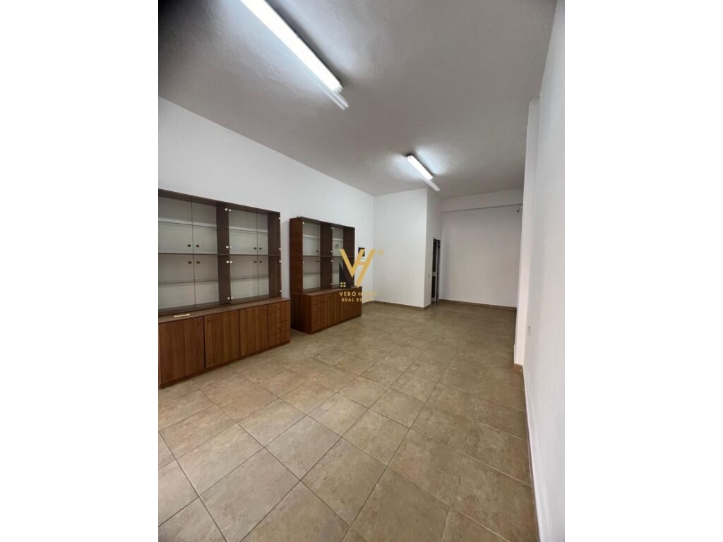 Jepet Dyqan me qera te Pazari i Ri 38 m2