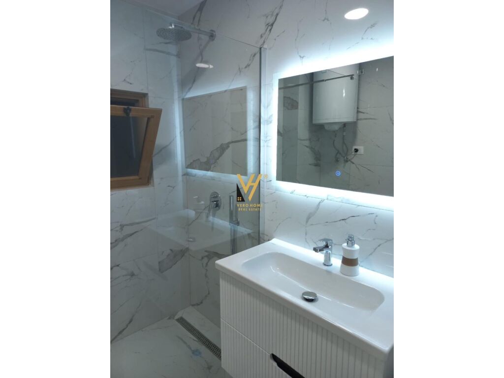 Shiten dy apartamente 1+1 te Komuna e Parisit 120 m2 2